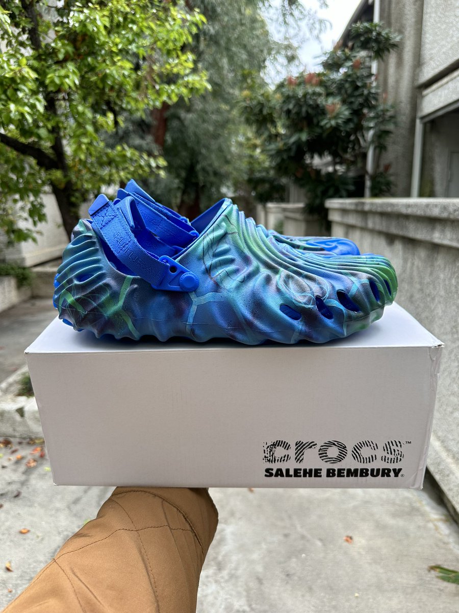 GrailPickups's tweet photo. 2 of 1000 Pairs

The Salehe Bembury x Futura Laboratories Crocs Clog

Size 12
-

#salehebembury #futuralaboratories #crocs #futura https://t.co/BERecpYILh