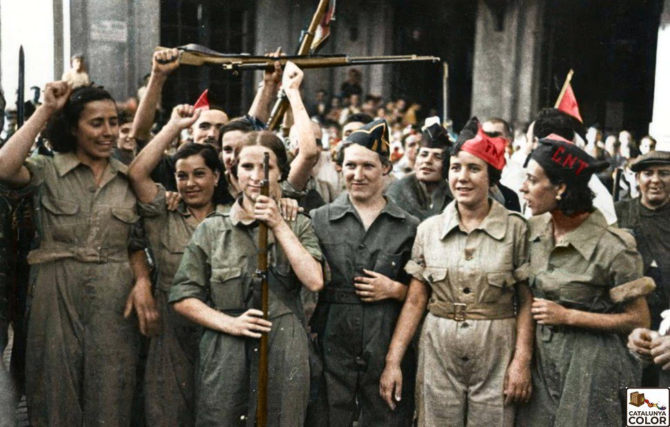 Milicianes esperant per agafar un tren a l'Estació de França de Barcelona que les portarà al front, l'agost de 1936.
#8M2024