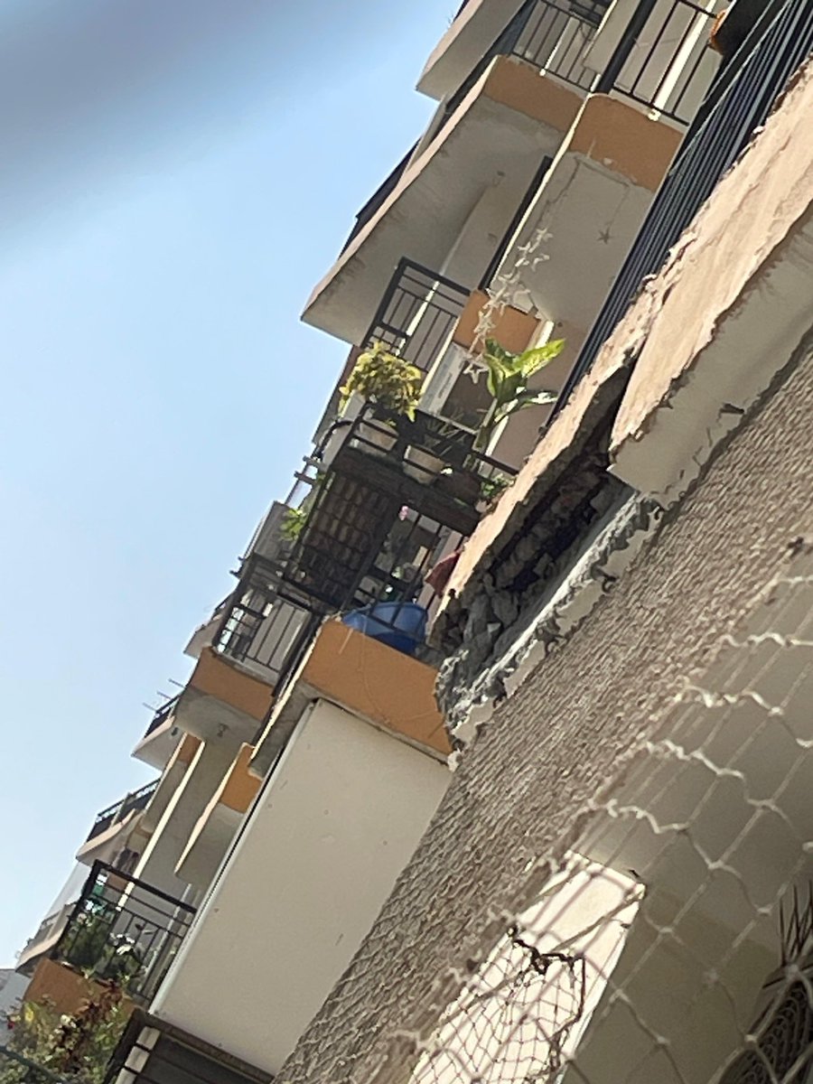rwsgc11's tweet photo. Golfcity plot 11, sector 75 balcony just fell . That is very reason every apartment society should have structural Audit . This is 9th floor imagine what if someone was below 🤯😱 . https://t.co/YAhHjRj0uR