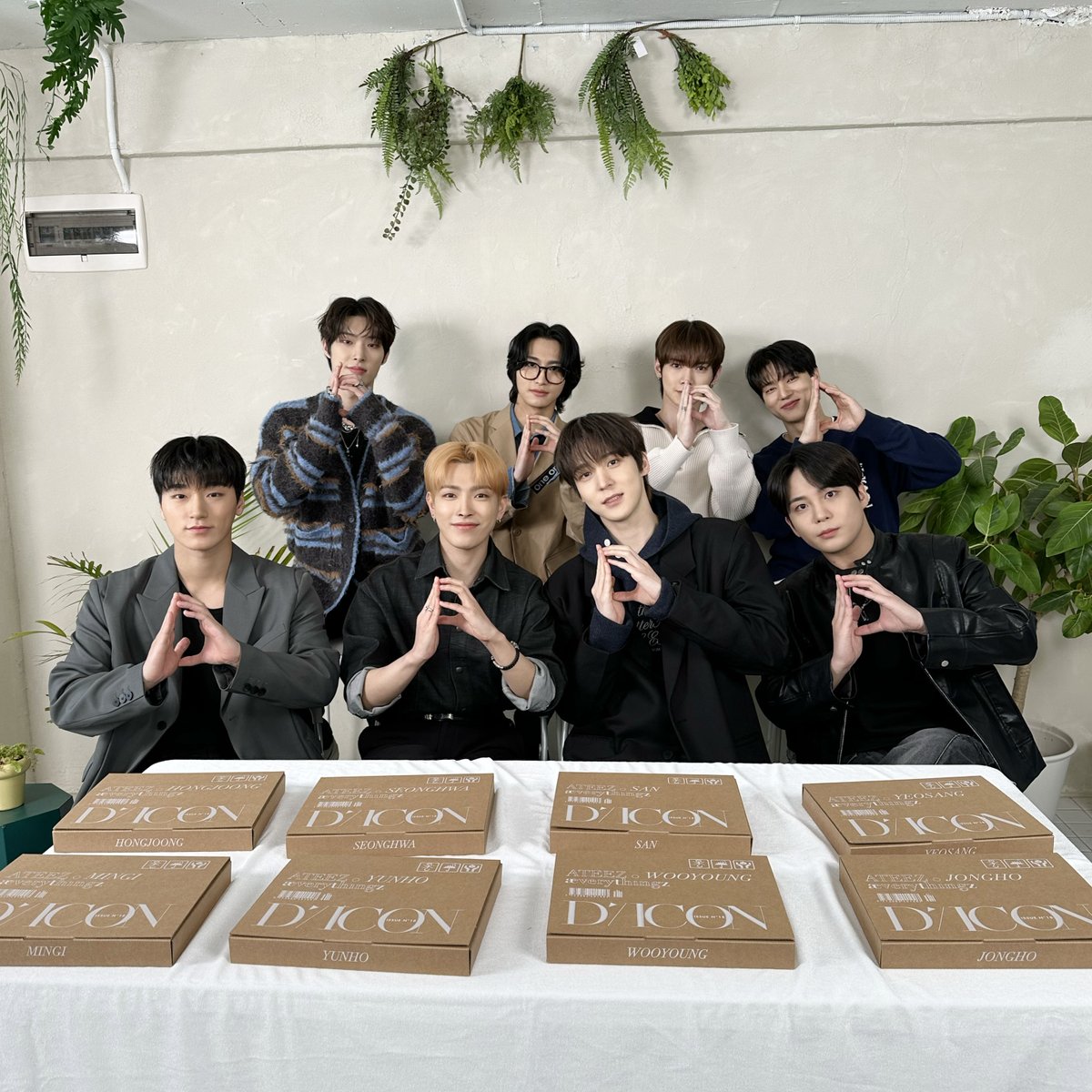 DICON_ATEEZ's tweet photo. 디아이콘 언박싱을 위해 찾아온 에이티즈🌵
잠시 후 5시 ‘디아이콘&amp;디스패치’ 채널에서 만나요〰️🌸
(✨디스패치 공식 인스타그램 (@ koreadisptach)과 페이스북에서도 다각도로 시청 가능합니다)

🔗https://t.co/xZ3lvHBpc2

#에이티즈 #ATEEZ @ATEEZofficial
#디아이콘 #디스패치 #DICON #DISPATCH https://t.co/k5cbAxlHsR