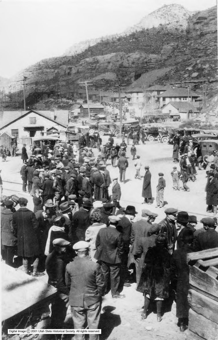 100 years ago #OTD, the Castle Gate coal mine disaster in Carbon County killed 172 men and left 110 widows with 264 dependent children. Learn the details of this catastrophe in this digital exhibit created by our summer intern Taylor: bit.ly/CastleGateStor…
📸: @UTHistory