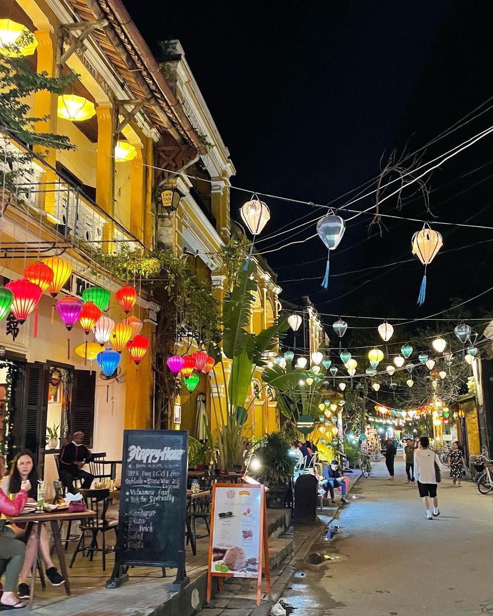 mitsu7travel's tweet photo. 【日本から片道１万円台で行ける国】ベトナムの魅力🇻🇳

・親日
・物価めっちゃ安い
・本場のフォー美味すぎる
・フランスよりフランスパン美味い
・オシャレカフェありすぎる
・ココナッツコーヒーは優勝
・バイク移動がガチで面白すぎる
・世界遺産の街ホイアンが美しすぎる https://t.co/1VbeU8oZYk