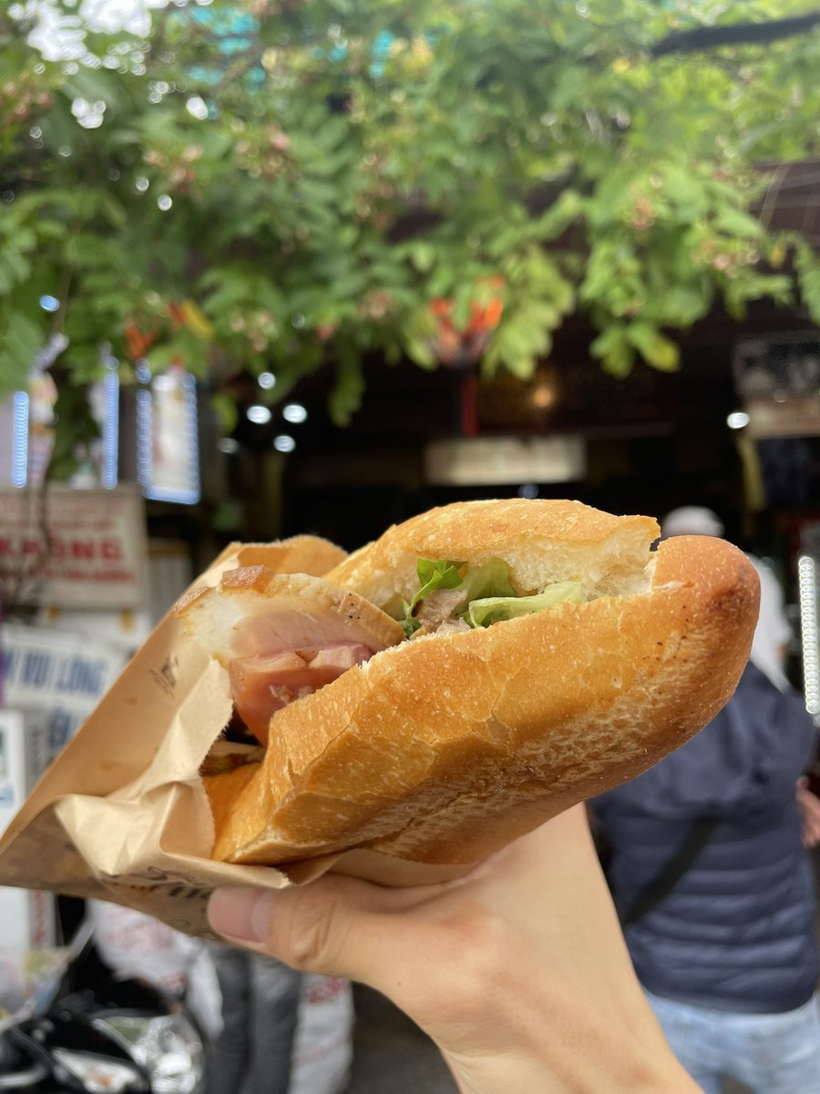mitsu7travel's tweet photo. 【日本から片道１万円台で行ける国】ベトナムの魅力🇻🇳

・親日
・物価めっちゃ安い
・本場のフォー美味すぎる
・フランスよりフランスパン美味い
・オシャレカフェありすぎる
・ココナッツコーヒーは優勝
・バイク移動がガチで面白すぎる
・世界遺産の街ホイアンが美しすぎる https://t.co/1VbeU8oZYk