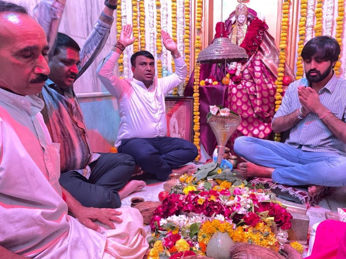Chandrakant_79's tweet photo. શિવજીની આરાધનાના પાવન પર્વ મહાશિવરાત્રી નિમિત્તે સાણંદ બાવળા યુવા લોકપ્રિય ધારાસભ્ય શ્રી કનુભાઈ પટેલ સાથે બાવળા ખાતે શ્રી સિદ્ધેશ્વર મહાદેવ મંદિર ખાતે ભગવાન મહાદેવ ની પૂજા અર્ચના કરી. ભગવાન શિવના આશીર્વાદ બની રહે અને આપણા સૌનાં જીવનમાં સુખ,શાંતિ,અને સમૃદ્ધિ લાવે તે માટે પ્રાર્થના https://t.co/bewnqtq0ag