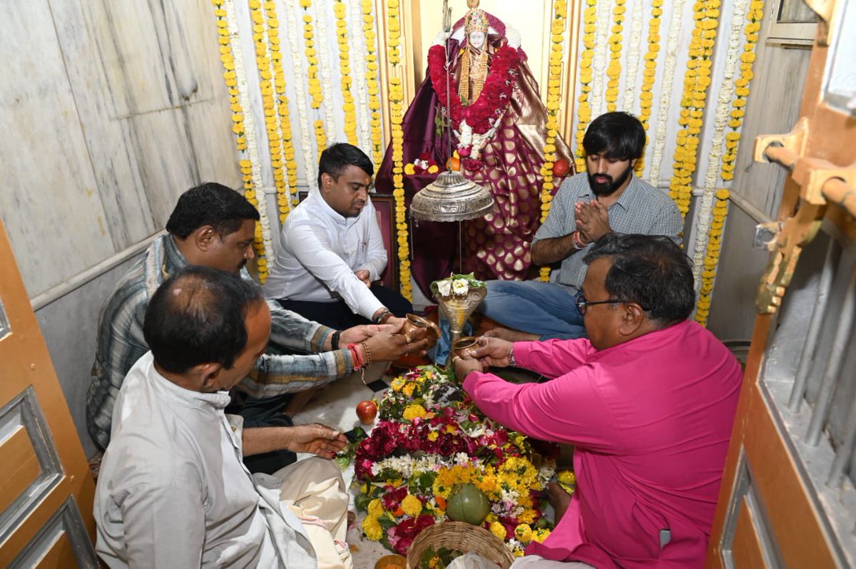 Chandrakant_79's tweet photo. શિવજીની આરાધનાના પાવન પર્વ મહાશિવરાત્રી નિમિત્તે સાણંદ બાવળા યુવા લોકપ્રિય ધારાસભ્ય શ્રી કનુભાઈ પટેલ સાથે બાવળા ખાતે શ્રી સિદ્ધેશ્વર મહાદેવ મંદિર ખાતે ભગવાન મહાદેવ ની પૂજા અર્ચના કરી. ભગવાન શિવના આશીર્વાદ બની રહે અને આપણા સૌનાં જીવનમાં સુખ,શાંતિ,અને સમૃદ્ધિ લાવે તે માટે પ્રાર્થના https://t.co/bewnqtq0ag