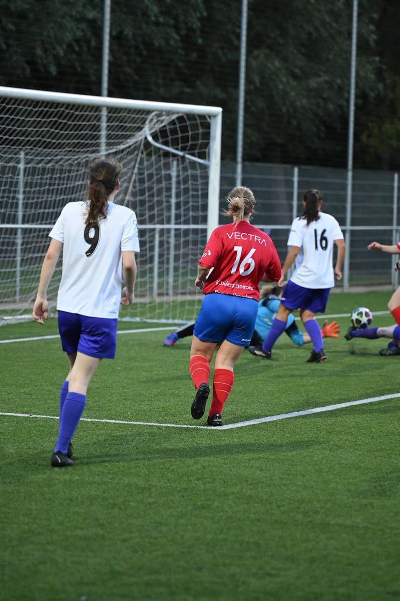 BZAntwerpen's tweet photo. #internationalevrouwendag vandaag! Ninke en Anneleen zijn niet enkel collega’s op onze communicatiedienst maar ze zijn ook teamgenoten in dezelfde voetbalploeg. ⚽️🔥

Twee sterke vrouwen aan 't woord👉 https://t.co/zVl4trZuGb

#girlpower #girlscandoanything #pompiervanhier https://t.co/SUvW8hQq5W