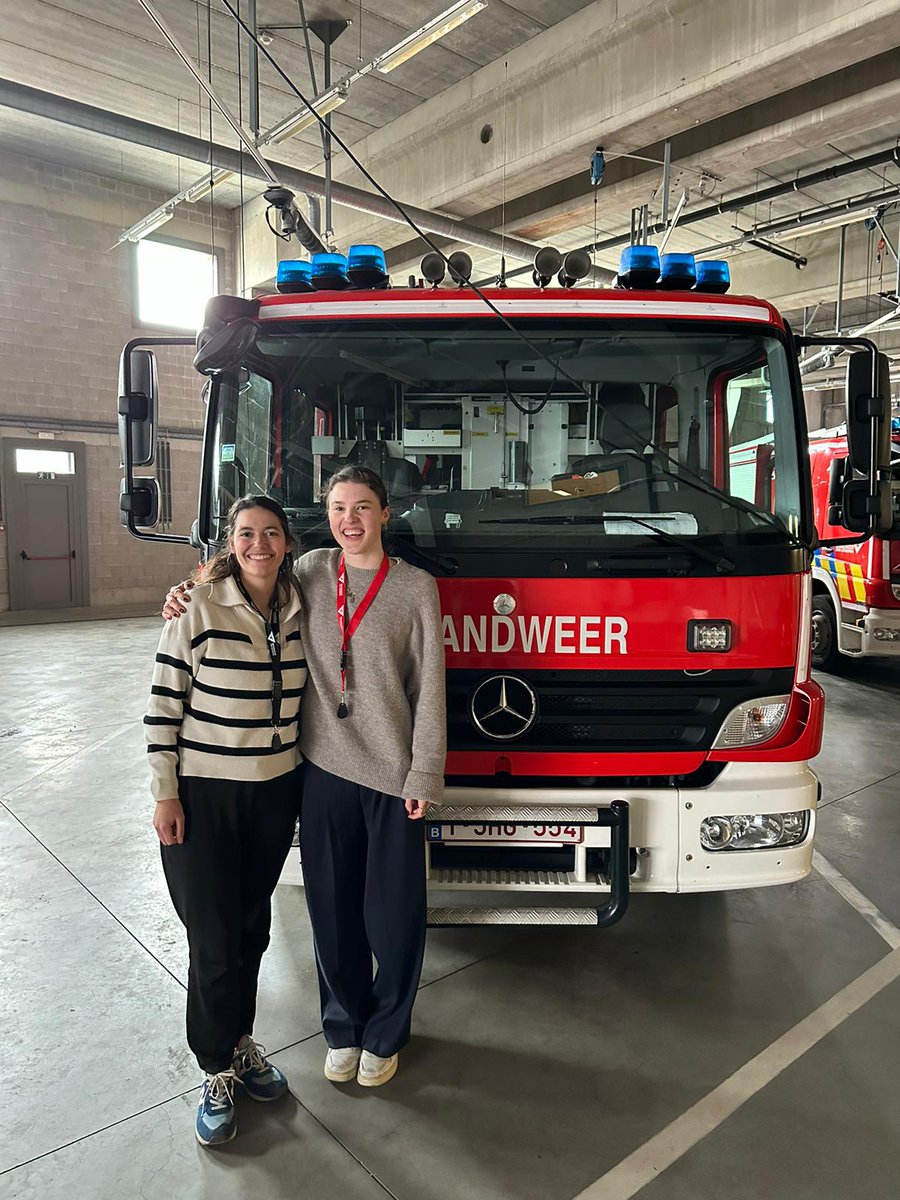 BZAntwerpen's tweet photo. #internationalevrouwendag vandaag! Ninke en Anneleen zijn niet enkel collega’s op onze communicatiedienst maar ze zijn ook teamgenoten in dezelfde voetbalploeg. ⚽️🔥

Twee sterke vrouwen aan 't woord👉 https://t.co/zVl4trZuGb

#girlpower #girlscandoanything #pompiervanhier https://t.co/SUvW8hQq5W