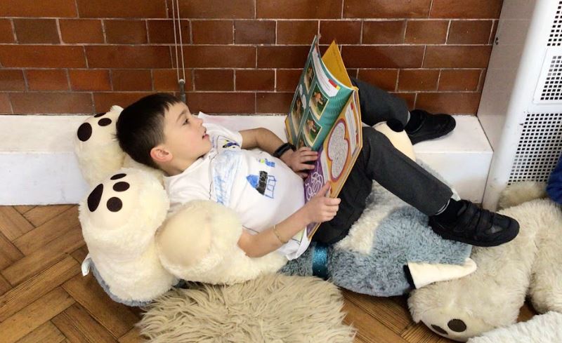 Warlingham_Vill's tweet photo. We celebrated a super World Book Day yesterday. Take a look at some of our booknic photos: cuddly toys, cookies, a calm space and a good book! #MemorableLearningExperiences https://t.co/3wCTj0izNj