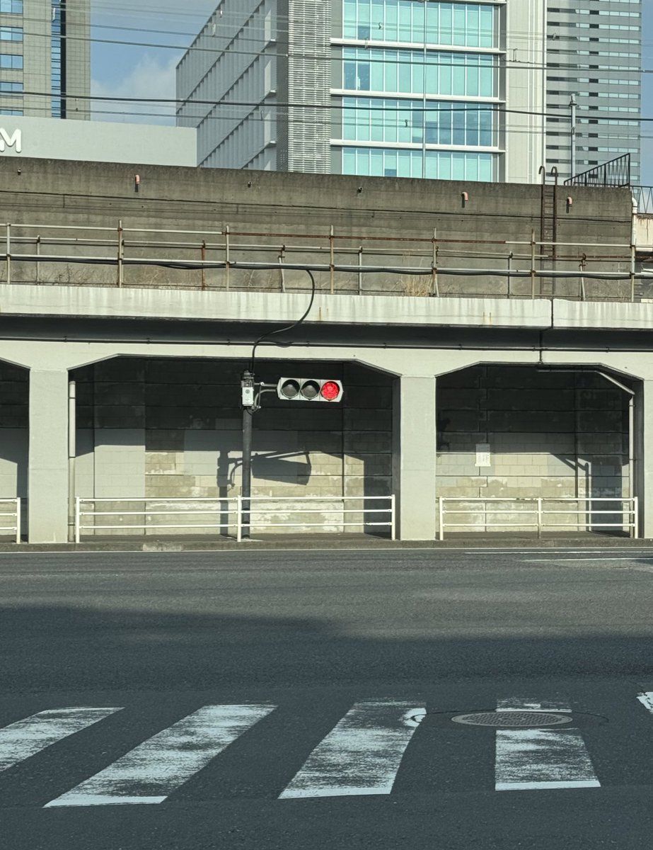dik73141's tweet photo. 低すぎる信号ジワジワ来て好き https://t.co/SADZ55y66A