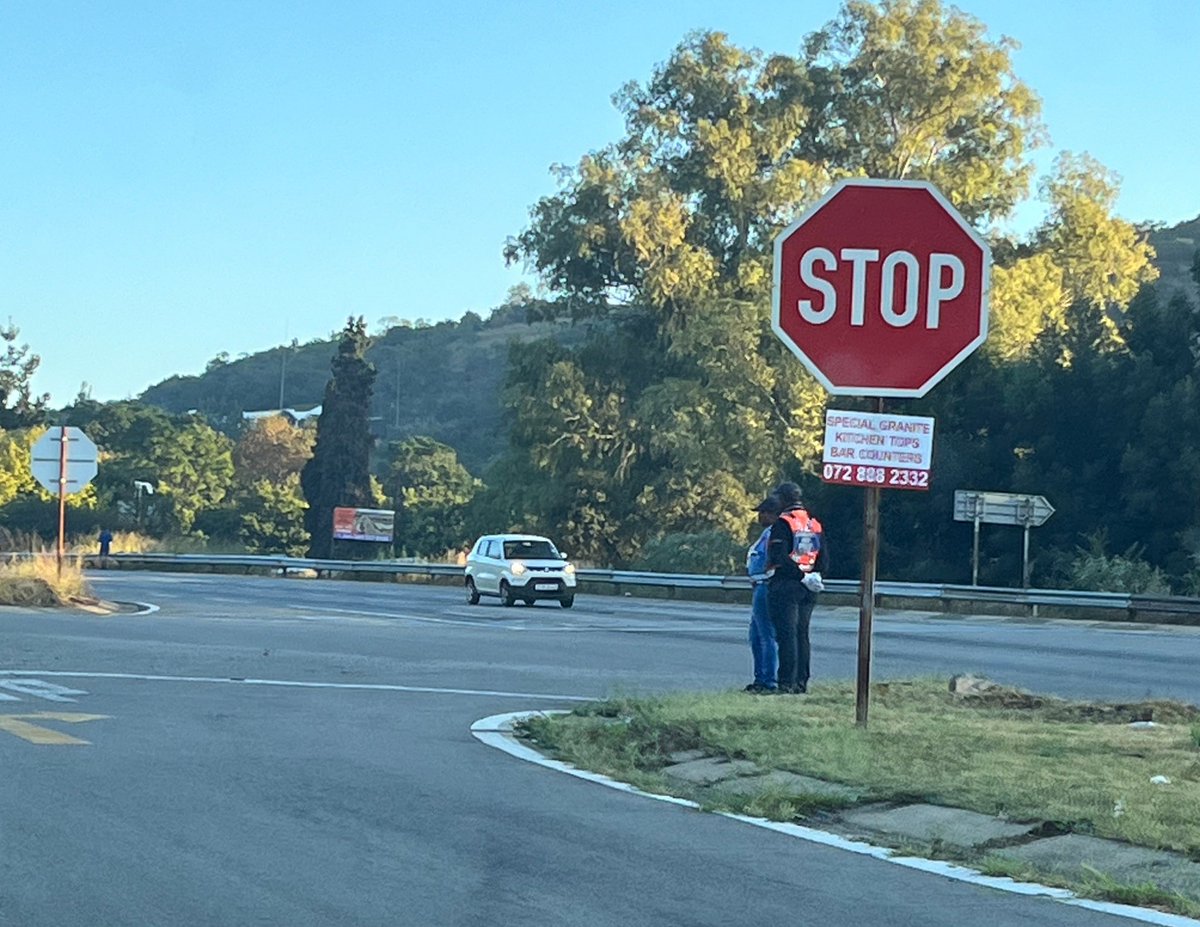 Lee2554's tweet photo. @GTP_Traffstats 
Good day
pls tell me the point of traffic controllers? https://t.co/f5HGjjN0m4