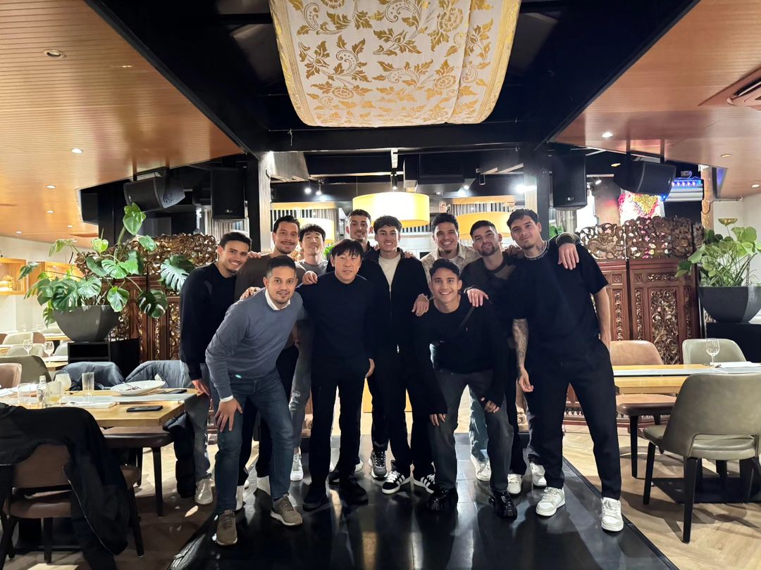 🇮🇩 WHAT A PHOTO! Momen Coach Shin Tae-yong makan bersama dengan para pesepakbola Indonesia yang berkarir di Belanda & Belgia 😍

➞ Nathan Tjoe-A-On
➞ Thom Haye
➞ Ivar Jenner
➞ Rafael Struick
➞ Ragnar Oratmangoen
➞ Marselino Ferdinan
➞ Sandy Walsh
➞ Shayne Pattynama