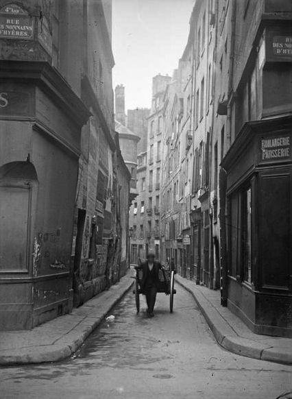 André Kertész. 
Vue de la rue des Nonnains-d'Hyères 
1930. Paris 4e