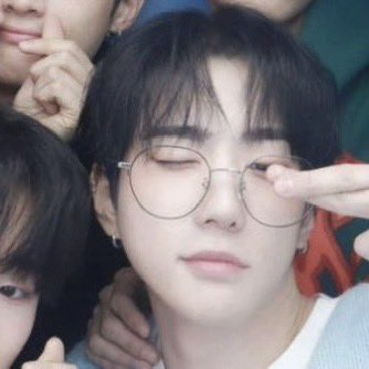 bellluv_'s tweet photo. 안경 종우의 축복이 끝이 없네... 🤓 https://t.co/KAckZDLqGH