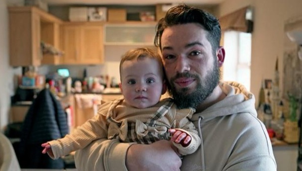 👨‍👩‍👧 Could you support your family for just £172 a week? 💷 Statutory paternity pay is going up from today - but only by £12. 🤷‍♂️ New dad Sean says the changes are “pointless” as a campaign calls for more time off at better pay for ALL dads. Full story: bbc.co.uk/news/uk-684851…