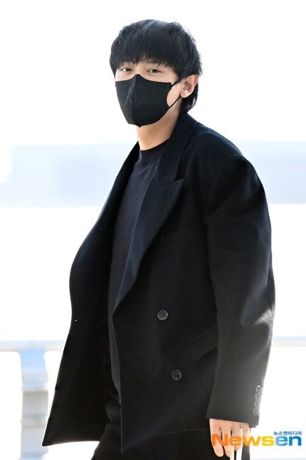 no_loey_no_life's tweet photo. News photos of #CHANYEOL at ICN Airport today 🖤 #찬열

"Chic handsome man in black"
"Tall with perfect proportions"
"Handsomeness that penetrates through the mask"

https://t.co/hhBVP8jfCW
https://t.co/MbVH5XCBnM
https://t.co/GckrqMgVqm
https://t.co/0ydRG6To7n https://t.co/xhXNKwZkvv