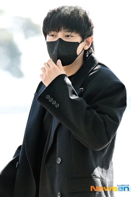 no_loey_no_life's tweet photo. News photos of #CHANYEOL at ICN Airport today 🖤 #찬열

"Chic handsome man in black"
"Tall with perfect proportions"
"Handsomeness that penetrates through the mask"

https://t.co/hhBVP8jfCW
https://t.co/MbVH5XCBnM
https://t.co/GckrqMgVqm
https://t.co/0ydRG6To7n https://t.co/xhXNKwZkvv