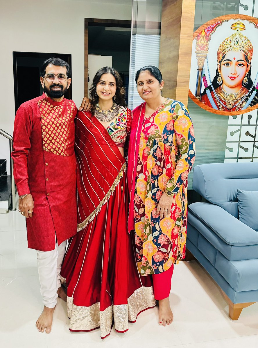 iamLalitdave's tweet photo. નારી શક્તિ દિવસની ખૂબ
શુભેચ્છા જે નારી શક્તિયે
પોતાના માંબાપ કુળ કુટુંબ
ગામ રાજ્ય પોતાના દેશને 
ગૌરવ મળે એવા કામ કરી 
પોતાનું ને બધા નું સ્વમાન
વધાર્યું એવી સર્વ નારી યો
ને વંદન❤️🙏✍️લલિત દવે
🙏જય ચેહર સરકાર જેસંગપુરા🙏 https://t.co/OfRtB4A6nf