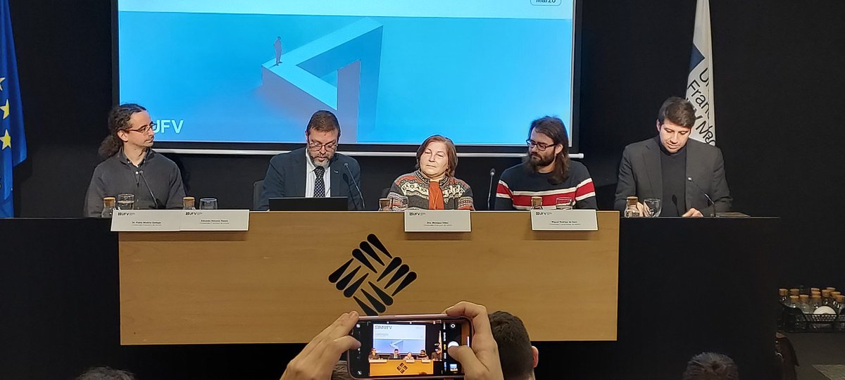 ArturoEncinas's tweet photo. Da comienzo la primera mesa de hoy, viernes, repleta de Friki Studies como Dios manda. https://t.co/ZNmFnSIrFO