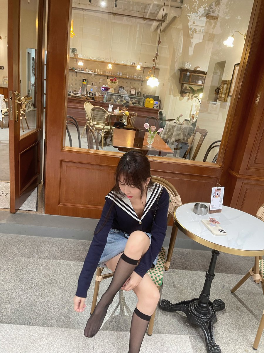 女神节！当然要体体面面呀😁这袜子穿旧了就会跑偏…不出我所料大庭广众下调整确实吸引人关注😆

#丝袜 #原味丝袜 #反差 #美腿 #黑丝 https://t.co/ev57MGwGBU