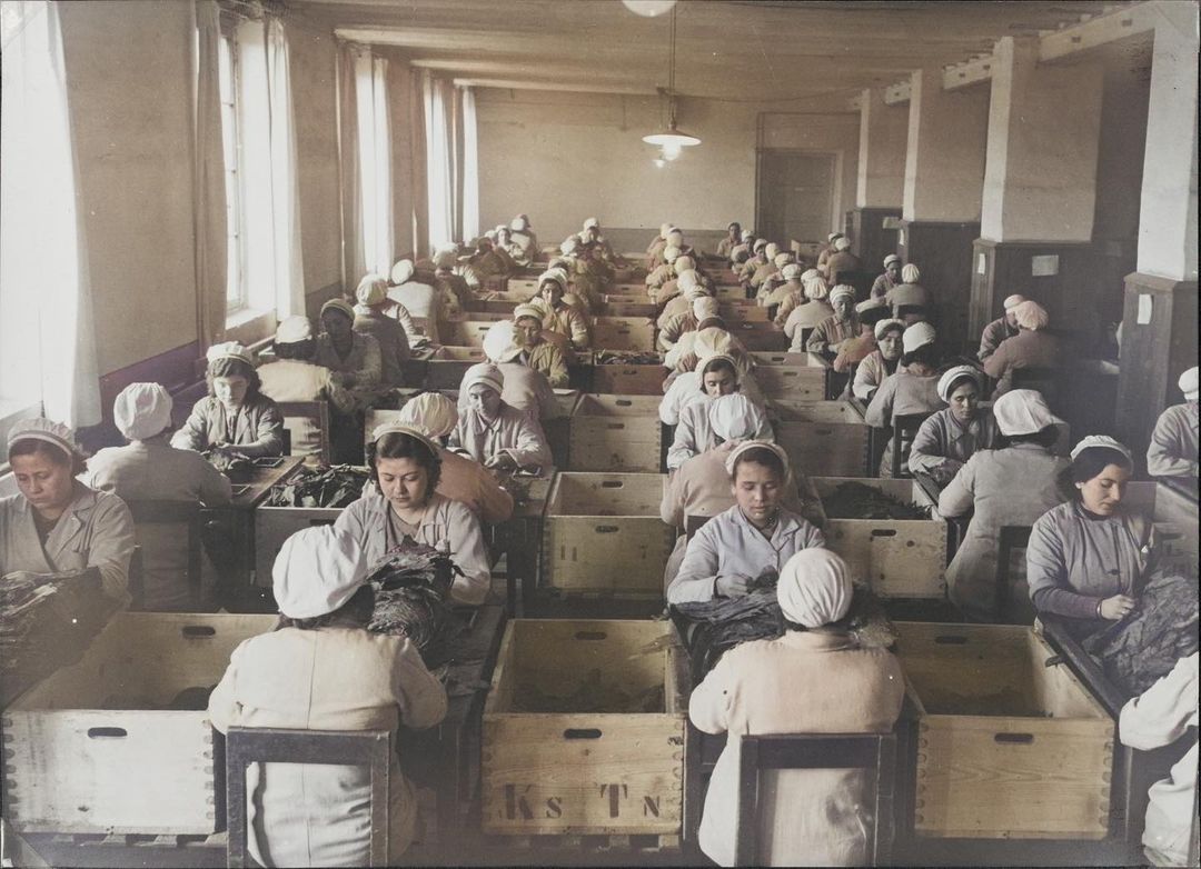 Kadın emeğiyle doğan bir geçmiş, bugünü aydınlatıyor. 8 Mart Dünya Emekçi Kadınlar günü kutlu olsun!

Cibali Tütün Fabrikası Fotoğraf Albümleri, Kadın Çalışanlar, 1900’lerin başı-1940’lar.

#KHAS #8Mart #DünyaKadınlarGünü 

A past born with women's labor enlightens today. Happy