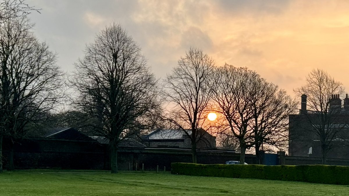 Beautiful #sunrise today - ☀️ cloaked in light ⛅️ giving perfect orange ball - #blackheath #rangershousegreenwich #greenwichpark #london