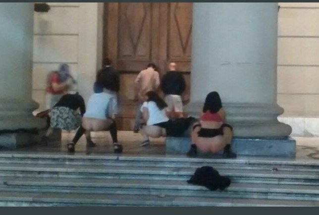 🚨I Feministas defecan y se orinan en la entrada de una iglesia para 'reinvidicar' sus derechos‼️

Me pregunto si harían lo mismo en países islámicos🤔

#8M2024 #8Marzo #8m