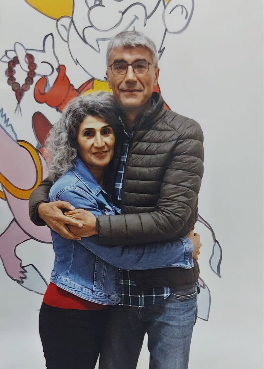 "Yaşamadığım yılların sevinci sizinle olsun"
#İlhanSamiÇomak 

Bugün, 51 yıllık ömrünün sadece 21 yılını dışarıda özgürce yaşayan İlhan’ın cezaevindeki son doğum günü.

Kutlu olsun !
Pîroz be !
#8Mart 
#8Adarê