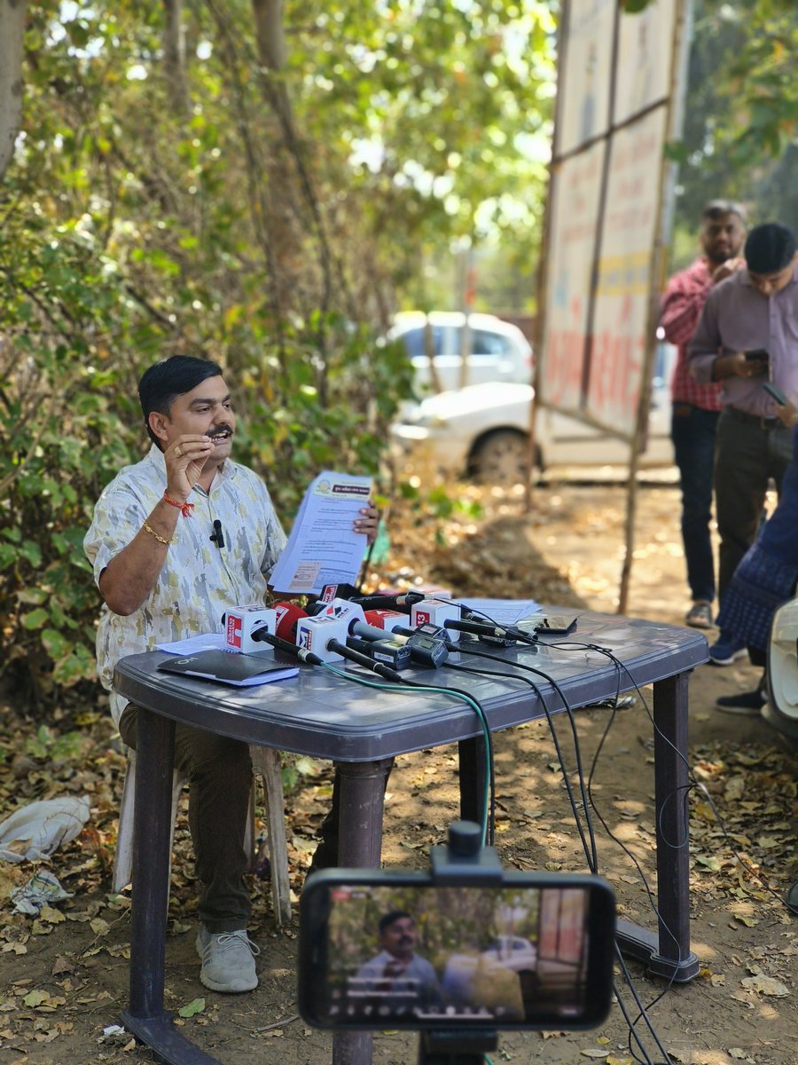 🎥પ્રેસ કોન્ફરન્સ #LIVE

facebook.com/share/v/uQDmQC…

⛔"શિક્ષક ભરતીમાં" ચાલતા ભ્રષ્ટાચાર અને કૌભાંડ ને ઉજાગર કરવા માટે પુરાવા સાથે એક પ્રેસ કોન્ફરન્સ નું આયોજન.
facebook.com/share/v/uQDmQC…
🛑છીંડે ચડ્યો તે ચોર એવું બિલકુલ નથી,
👉આ એક ઉદાહરણરૂપ ઘટના છે.
👉આવી તો અસંખ્ય ગેરરીતિ થતી હોય છે