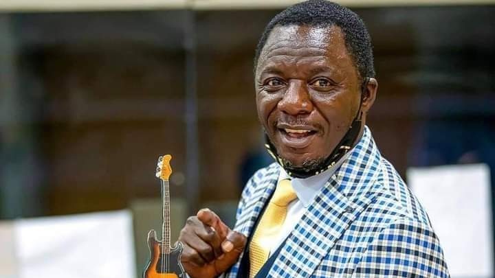 zimstar_news's tweet photo. Sir @wicknellchivayo gifts Sungura legend Alick @AMacheso a US$140 000, 2022 @MercedesBenz GLE400d (Premium Plus).

#zimstarnews #sirwicknell #macheso https://t.co/JPbNr9ozBJ