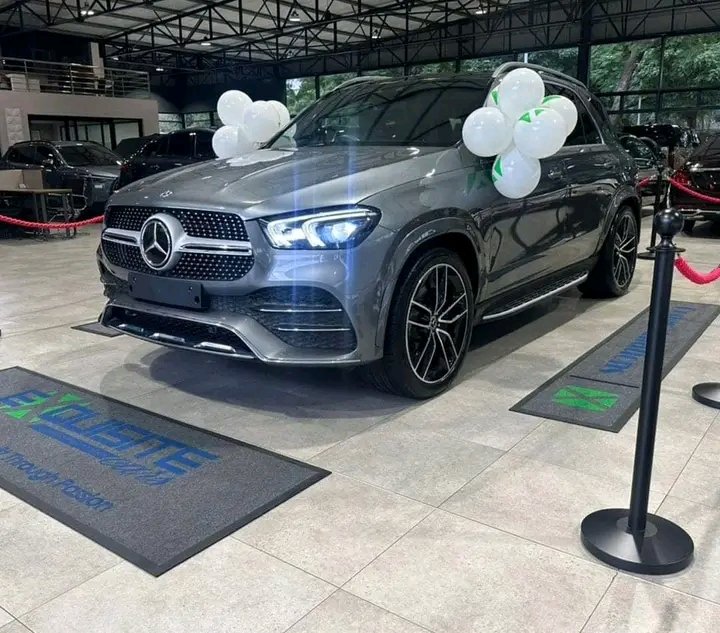 zimstar_news's tweet photo. Sir @wicknellchivayo gifts Sungura legend Alick @AMacheso a US$140 000, 2022 @MercedesBenz GLE400d (Premium Plus).

#zimstarnews #sirwicknell #macheso https://t.co/JPbNr9ozBJ