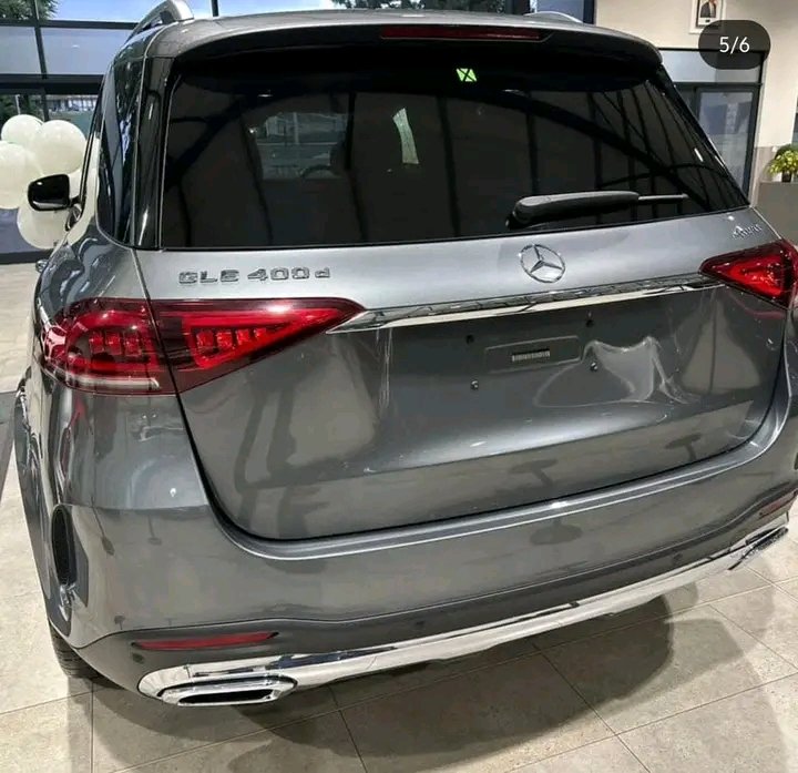 zimstar_news's tweet photo. Sir @wicknellchivayo gifts Sungura legend Alick @AMacheso a US$140 000, 2022 @MercedesBenz GLE400d (Premium Plus).

#zimstarnews #sirwicknell #macheso https://t.co/JPbNr9ozBJ