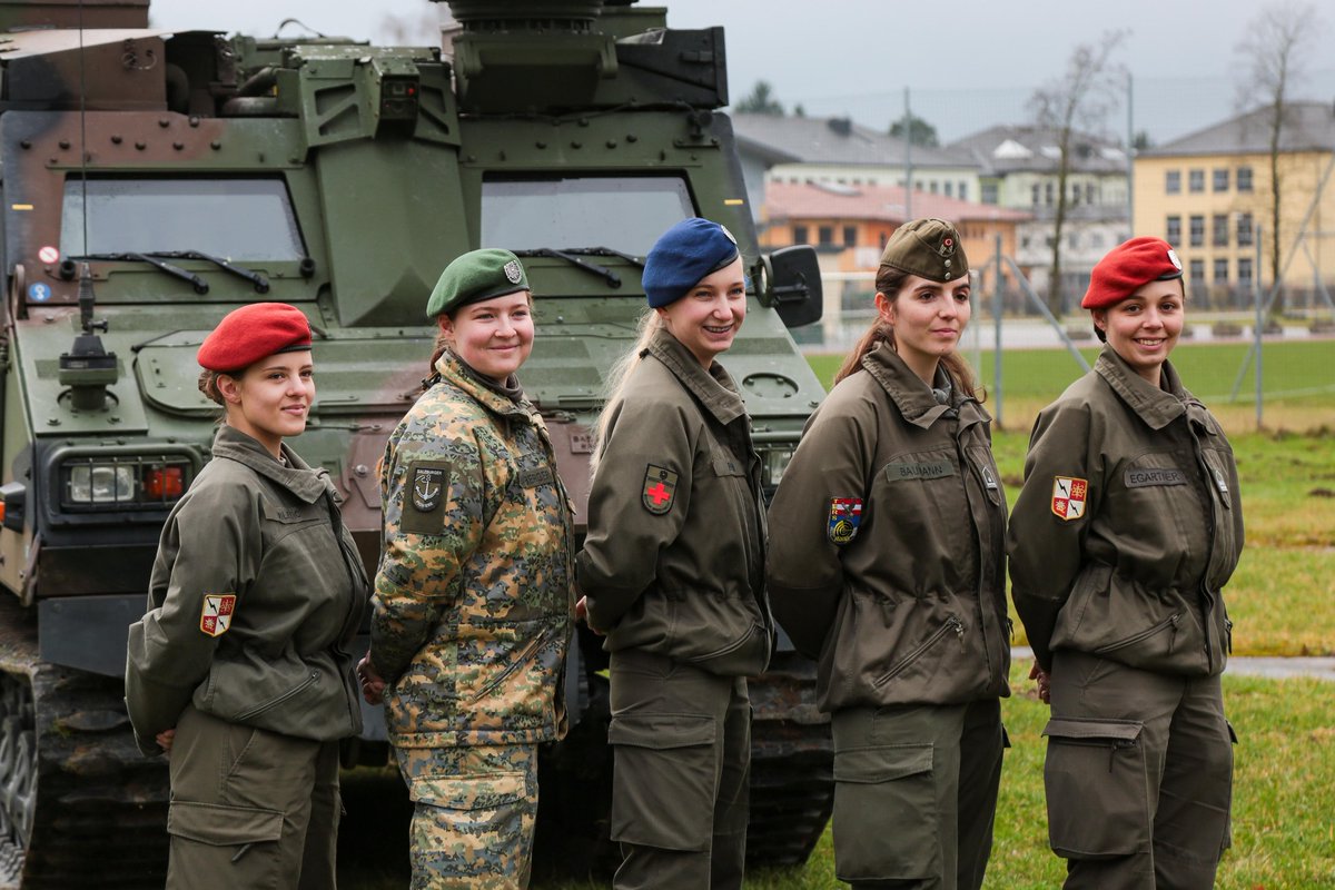 Bundesheerbauer's tweet photo. 1998 rückten 11 Frauen im #Bundesheer ein. 2012 waren es 350 Soldatinnen und heute sind es 757; in verschiedenen Funktionen und Waffengattungen. Der derzeit höchste von einer Frau bekleidete Offiziersrang ist Brigadier, der höchste Unteroffiziersdienstgrad ist Vizeleutnant. https://t.co/Pon5CXCGBb