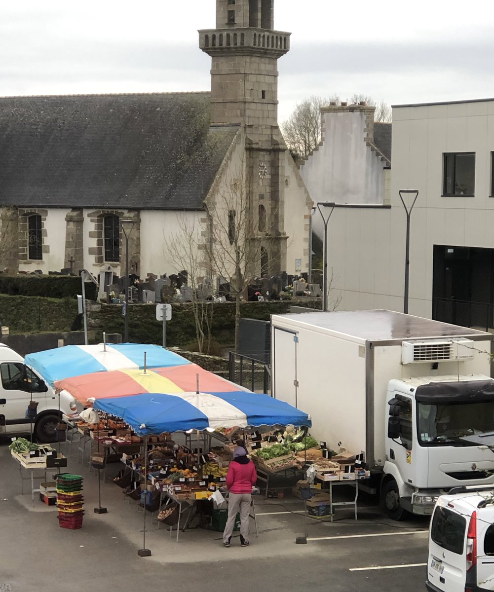 2eAvis's tweet photo. et voici la foule invisible attiré par ce marchand - il est 9 h  - il est arrivé depuis 5h15 - https://t.co/AJG9WZqE0V