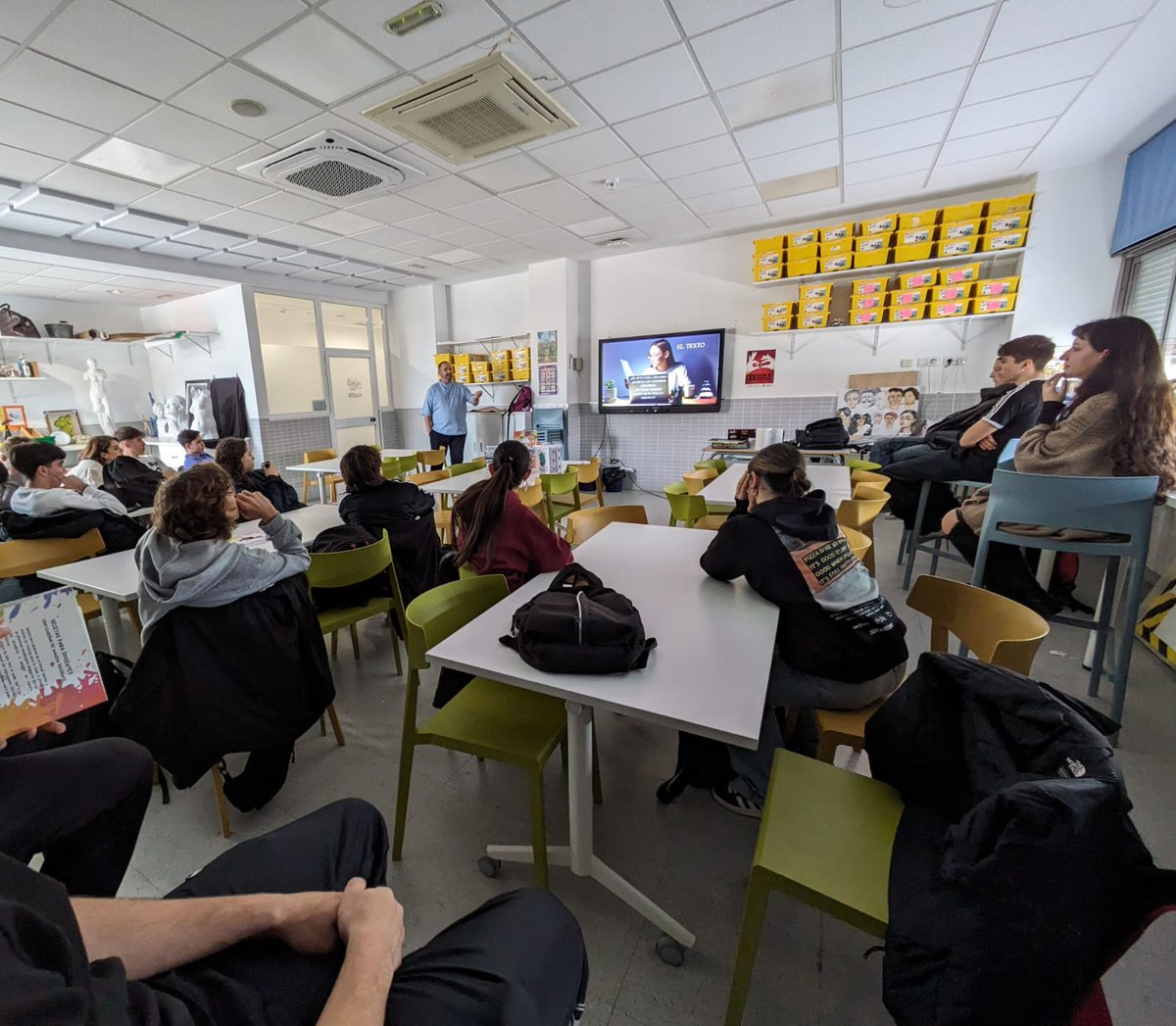 Alumnos de #bachillerato enriquecieron su aprendizaje en #diseño con la visita del editor de #editorialcreando, también profesor y subdirector <a href="/daviduvimb/">David Montejano Bravo</a>. Descubrieron el fascinante proceso editorial y plantearon preguntas intrigantes. 📚🎨👏 #colegiomiramadrid #editorialcreando