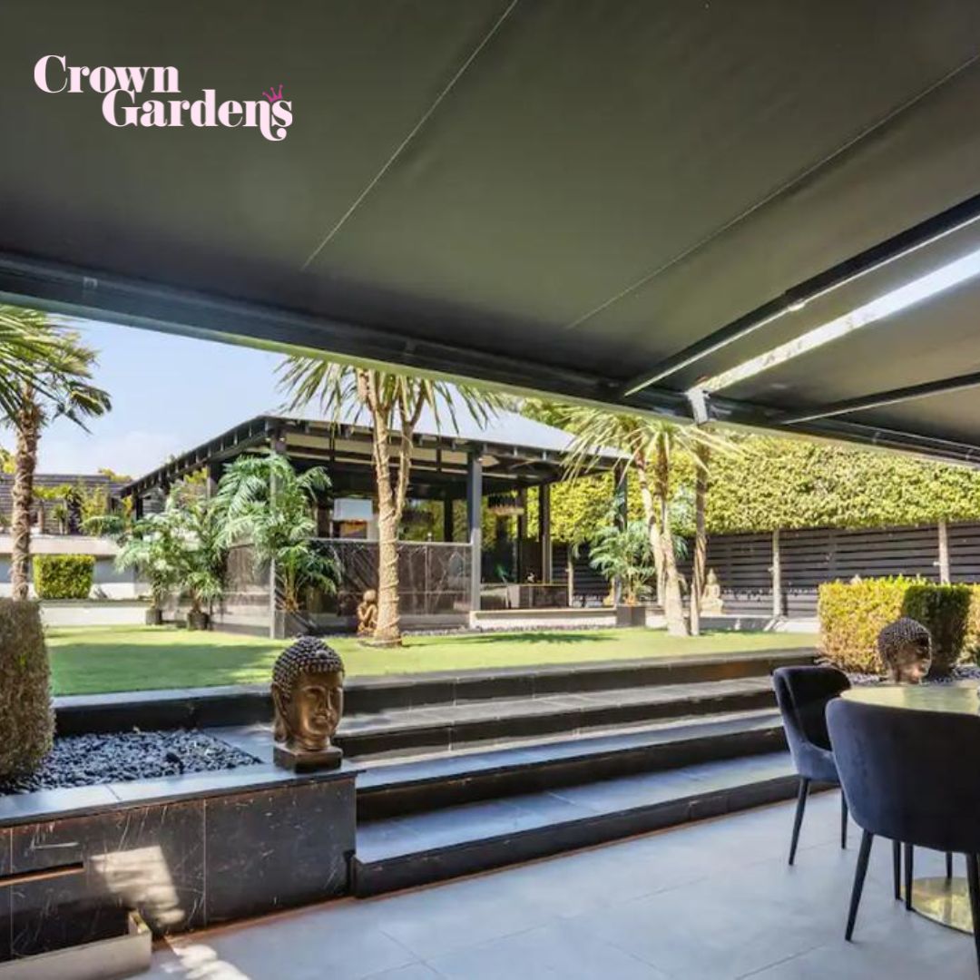 🌴✨ A paradise retreat for up to 12 guests with a heated pool, jacuzzi, steam room, and gym. 🏊‍♂️ Outdoor kitchen, chic bar, and garden views set the stage for unforgettable gatherings. 🍹🌺 #LuxuryRetreat #BrightonEscape #WellnessOasis #GardenParadise #SeasideLuxury