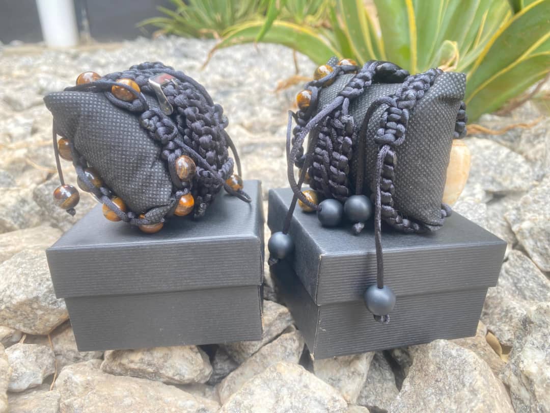initiatives229's tweet photo. Hello 😊
Je vous présente la collection de montre et de bracelet unisexe en macramé de #LysDesign conçu par @DouriyathDansou.
Dans le coffret, il y a une montre, un bracelet avec la pierre précieuse œil de tigre, un cauris naturel et des perles noires mate.
#LysDesign
#TT2229 https://t.co/bgxR9729lQ