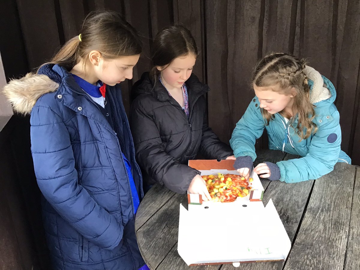 CastleCarySch's tweet photo. In year 5/6, we finished off our healthy pizzas learning experience by making, cooking and eating our adapted designs. Huge thanks to the White Hart for allowing us to use their pizza oven. @AcademyforCandE https://t.co/aQ77O2YCcT