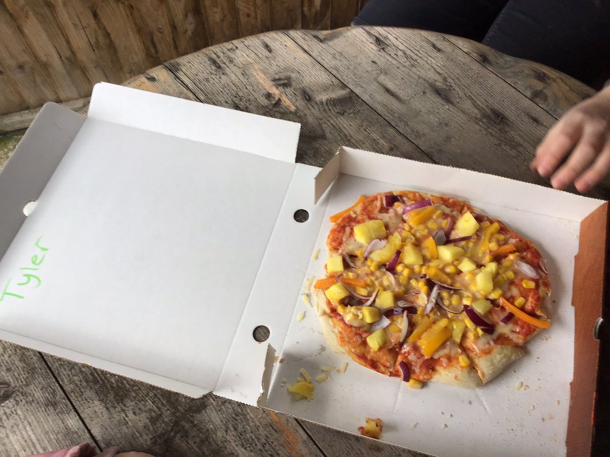 CastleCarySch's tweet photo. In year 5/6, we finished off our healthy pizzas learning experience by making, cooking and eating our adapted designs. Huge thanks to the White Hart for allowing us to use their pizza oven. @AcademyforCandE https://t.co/aQ77O2YCcT