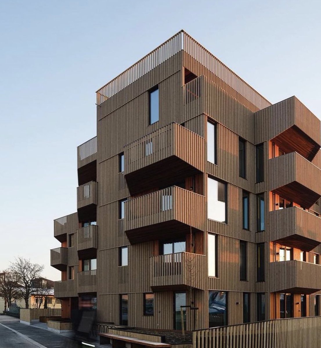 SustainableTall's tweet photo. Detailed to perfection

Five storey timber apartment building by Oslotre. Facade is a combination of heartwood pine and oiled cedar. https://t.co/wnzV2xco5A