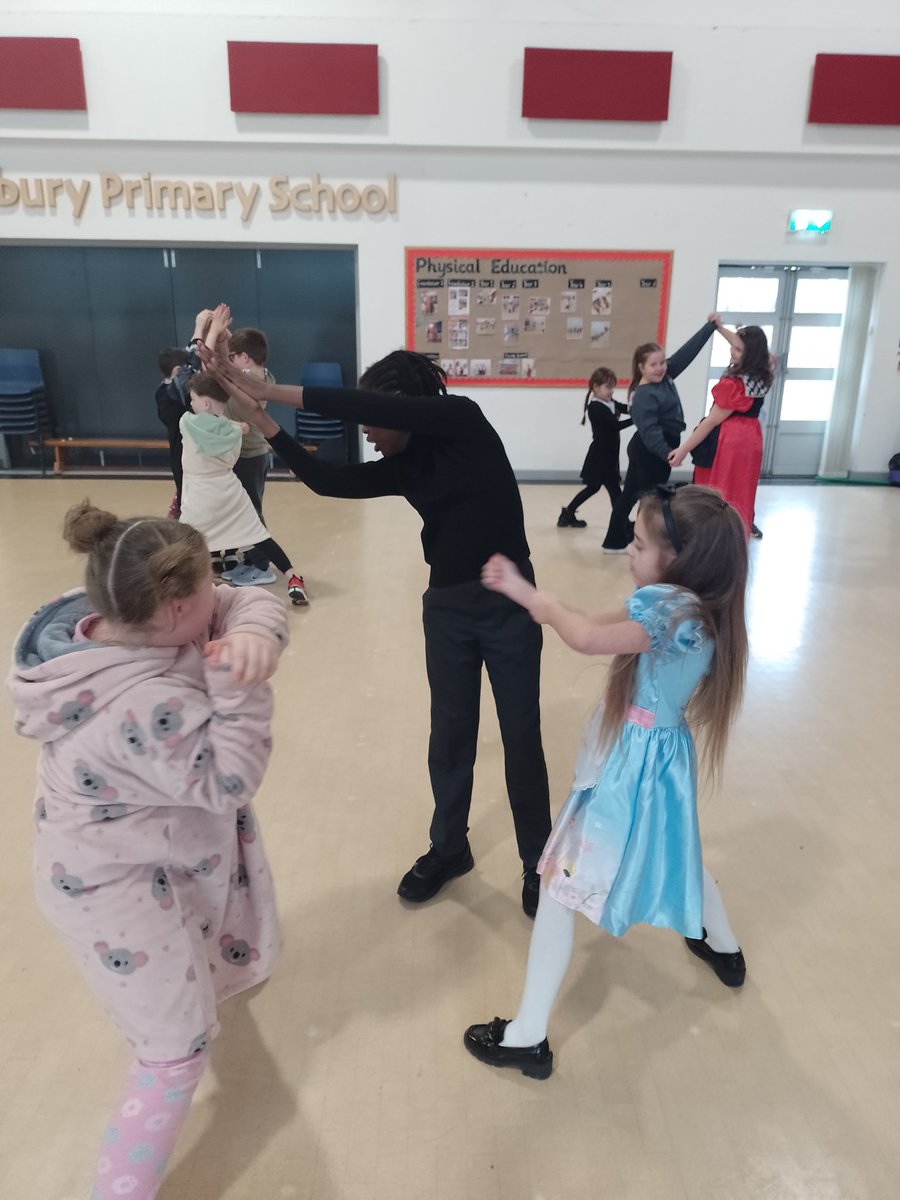 maybury_class4's tweet photo. Year 4 had a wonderful world book day! The children enjoyed their drama workshop focusing on Jack And The Beanstalk. @HumberEdTrust @WestEndinSchool #WorldBookDay2024 https://t.co/b8iZUaTq7l