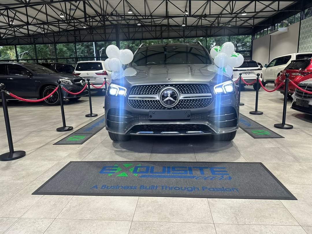 HMetro_'s tweet photo. Businessman @wicknellchivayo has gifted sungura musician Alick Macheso  with a US$140 000, 2022 Mercedes Benz GLE400d (Premium Plus).👏 #Macheso #HMetro @Maches https://t.co/e0LNXnMQHl