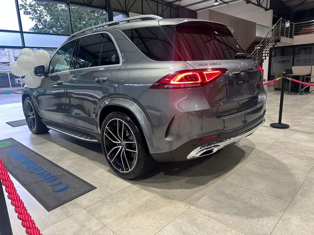 HMetro_'s tweet photo. Businessman @wicknellchivayo has gifted sungura musician Alick Macheso  with a US$140 000, 2022 Mercedes Benz GLE400d (Premium Plus).👏 #Macheso #HMetro @Maches https://t.co/e0LNXnMQHl