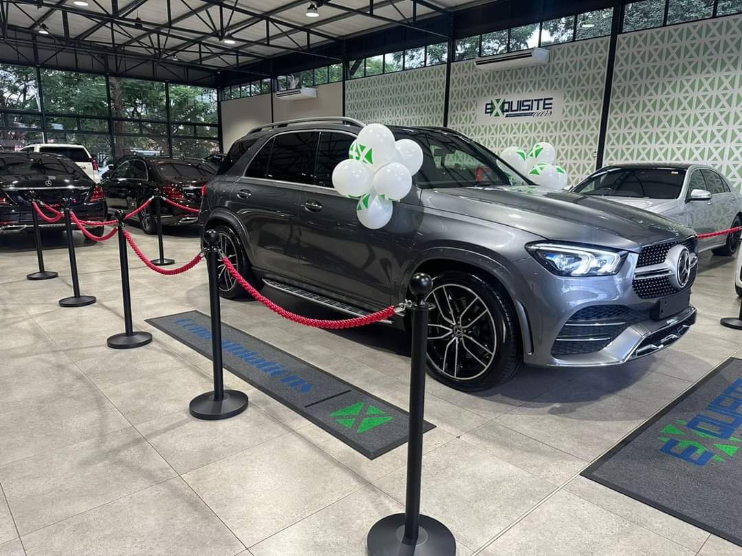 HMetro_'s tweet photo. Businessman @wicknellchivayo has gifted sungura musician Alick Macheso  with a US$140 000, 2022 Mercedes Benz GLE400d (Premium Plus).👏 #Macheso #HMetro @Maches https://t.co/e0LNXnMQHl