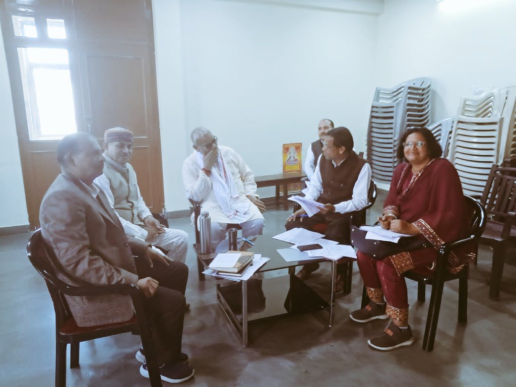 ABRSMSchEdu's tweet photo. बड़ी खबर

शिक्षकों की विभिन्न समस्याओं और मांगो को लेकर संगठन के प्रदेश कार्यालय पर प्रदेशाध्यक्ष श्री @RCPushkarnaRSSR भाईसाहब के नेतृत्व में संगठन के प्रतिनिधिमंडल की शिक्षा मंत्री श्री @madandilawar जी के साथ वार्ता शुरू...!
@ShyamJsk1 @ArunaAs1976 @1stIndiaNews @abrsmbharat https://t.co/8GTYKM4br8