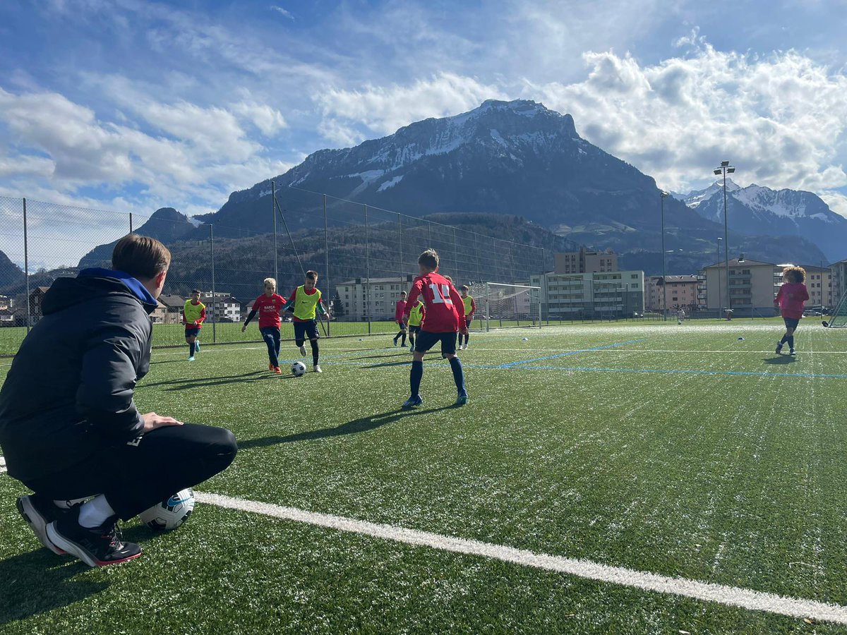 BarcaAcademy's tweet photo. Així és com s'entrena la Barça Academy de Zurich. No està gens malament

Ni tan mal... Gran atmósfera para entrenar a fútbol 

Awesome enviroment to have practice, right? Enjoy the mountains!!!

@BarcaAcademy 
🔵🔴 ForçaBarça https://t.co/DjtOJ7hzOP