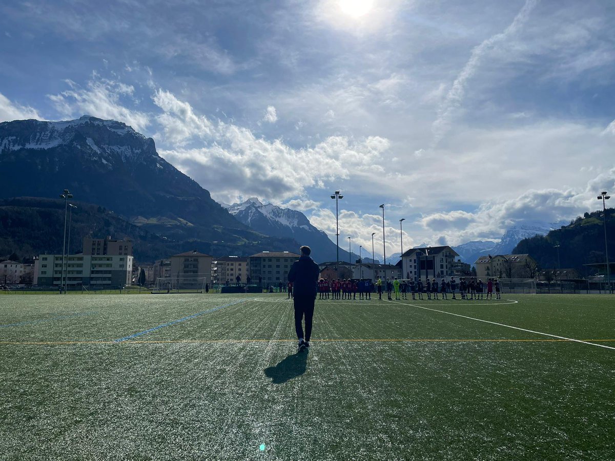 BarcaAcademy's tweet photo. Així és com s'entrena la Barça Academy de Zurich. No està gens malament

Ni tan mal... Gran atmósfera para entrenar a fútbol 

Awesome enviroment to have practice, right? Enjoy the mountains!!!

@BarcaAcademy 
🔵🔴 ForçaBarça https://t.co/DjtOJ7hzOP