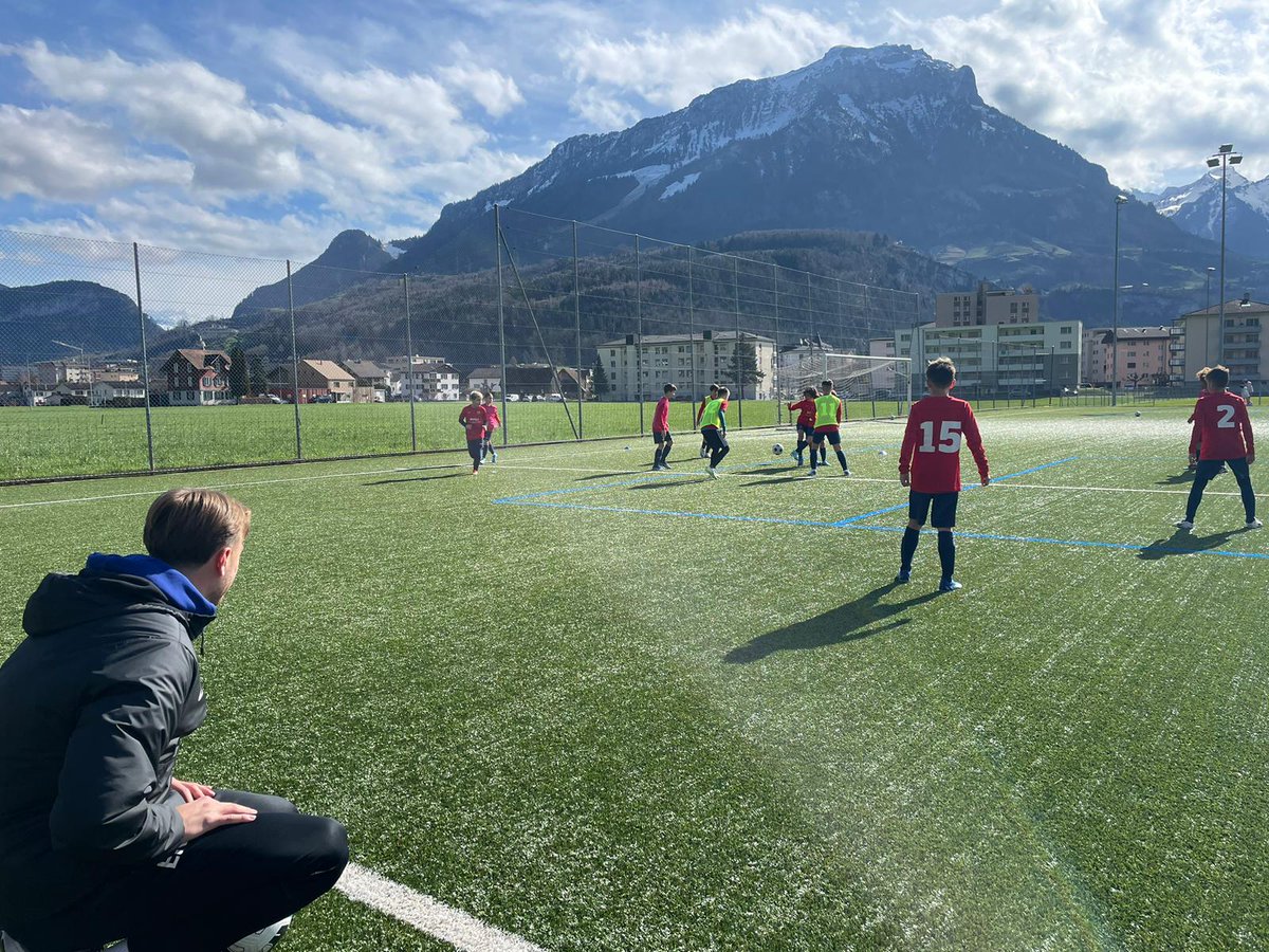 BarcaAcademy's tweet photo. Així és com s'entrena la Barça Academy de Zurich. No està gens malament

Ni tan mal... Gran atmósfera para entrenar a fútbol 

Awesome enviroment to have practice, right? Enjoy the mountains!!!

@BarcaAcademy 
🔵🔴 ForçaBarça https://t.co/DjtOJ7hzOP
