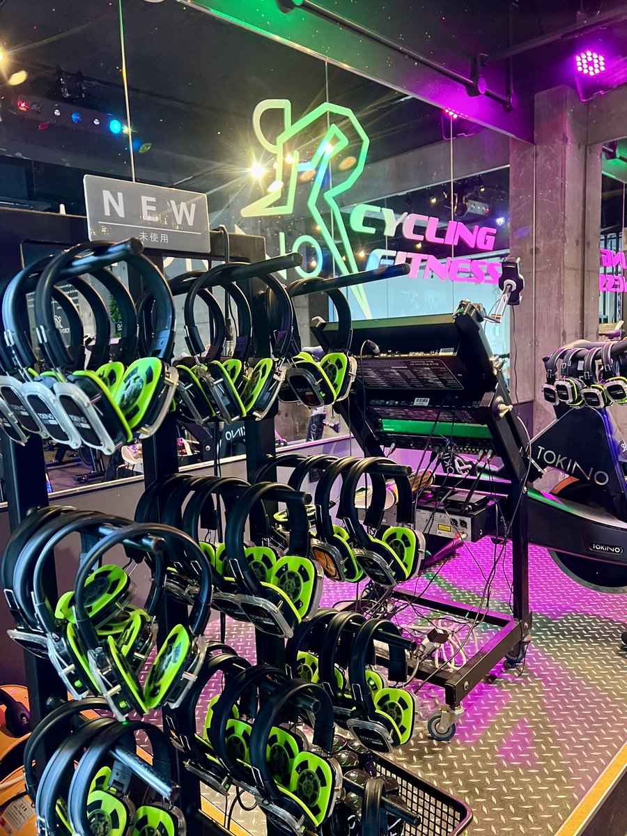 d_imanaka1's tweet photo. HJCヘルメットの本社スタッフが来られたので「トキノサイクリングフィットネス」さんに伺ってきました！

ニューヨーク風サイクリングジムの雰囲気の店内には、HJCヘルメットがせいぞろい✨
ジムでは時野谷代表から、フィットネス体験をさせていただきました🚴‍♂️🚴‍♀️ https://t.co/U8uG4UEngh