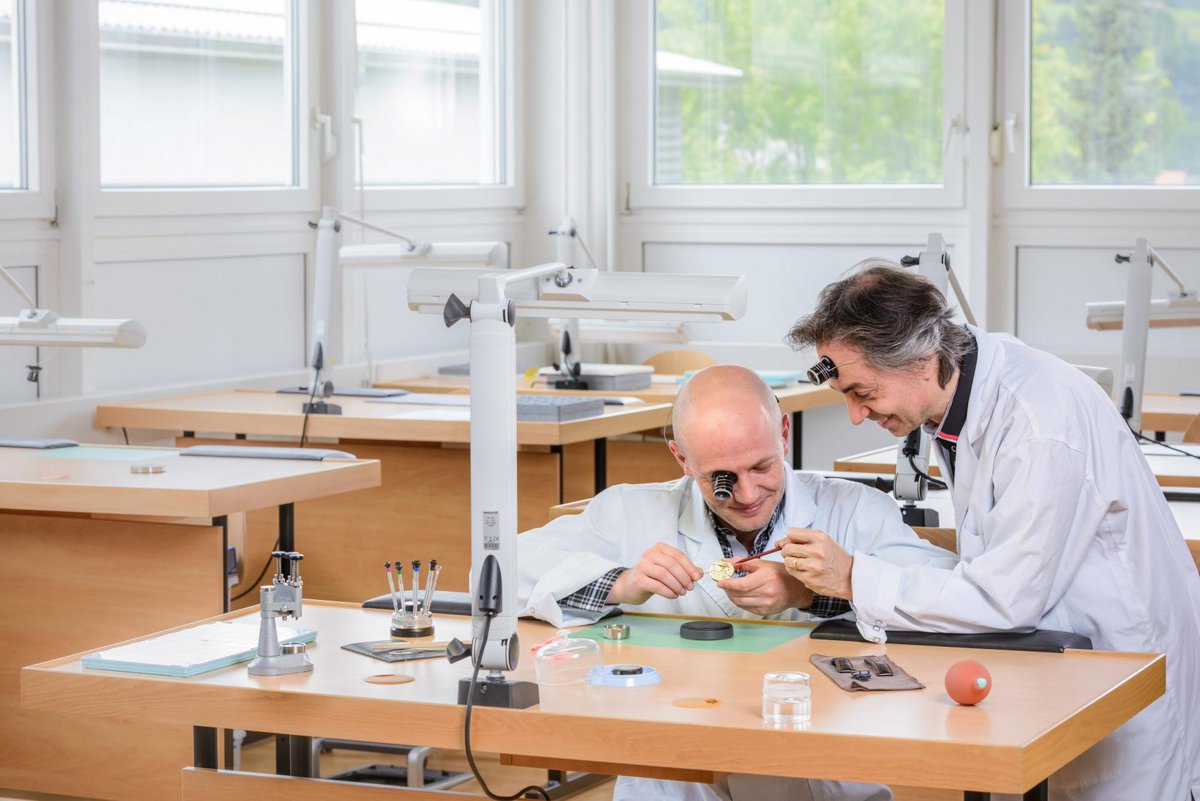 Métamorphosez-vous en horloger/horlogère d’un jour! Au Locle, l’atelier “Les apprentis du #temps” vous permet de vous installer à l'établi et de fabriquer votre montre ⌚ mécanique, une pièce unique à mettre à son poignet ou à offrir: vu.fr/FcWWd @Jura3Lacs @FeminaCh