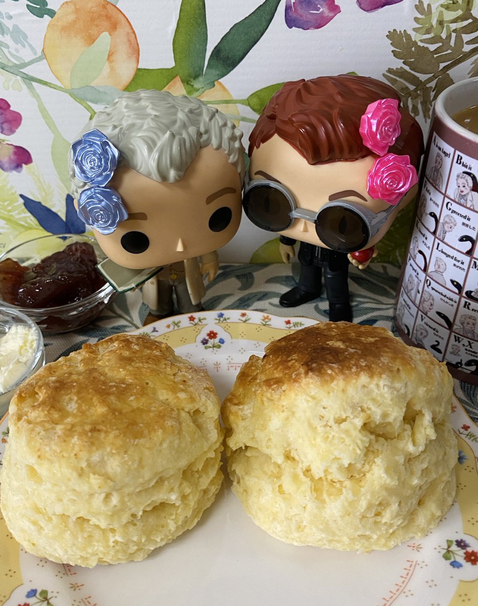 happypigeon_'s tweet photo. I baked scones for my #GoodOmensFunkos again. Yummy 😋 Baking has been a nice change of pace. And they enjoyed their tea time.
スコーン焼いた！美味しい😋。気分転換になった。ファンコちゃん達もエンジョイしてくれた。
#BakingWithAziraphale  #GoodOmens https://t.co/CWnT1pOCiv